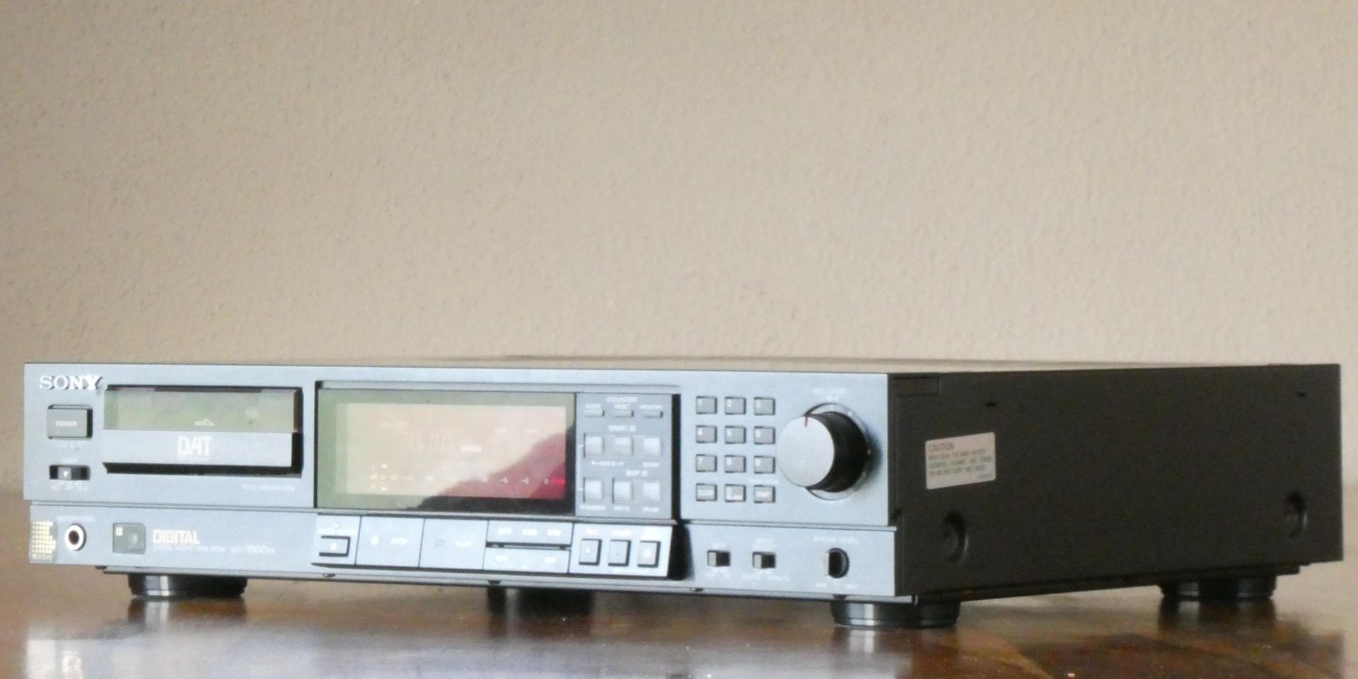 SONY DTC-1000es Front rechts ohne Seitenteile (c) hifi-vintage-shop.com