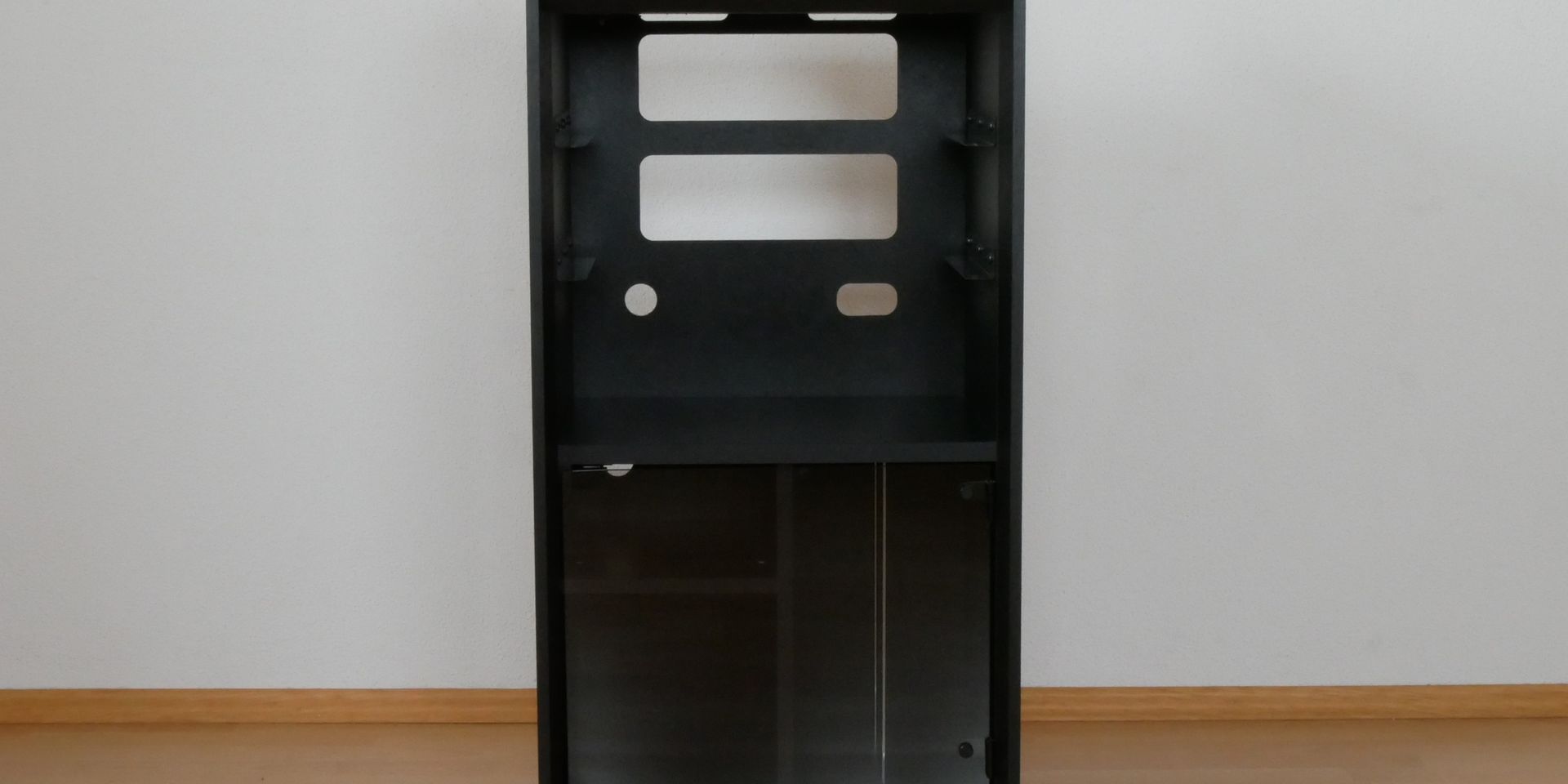 YAMAHA Rack LC-V 1: von vorne leer 