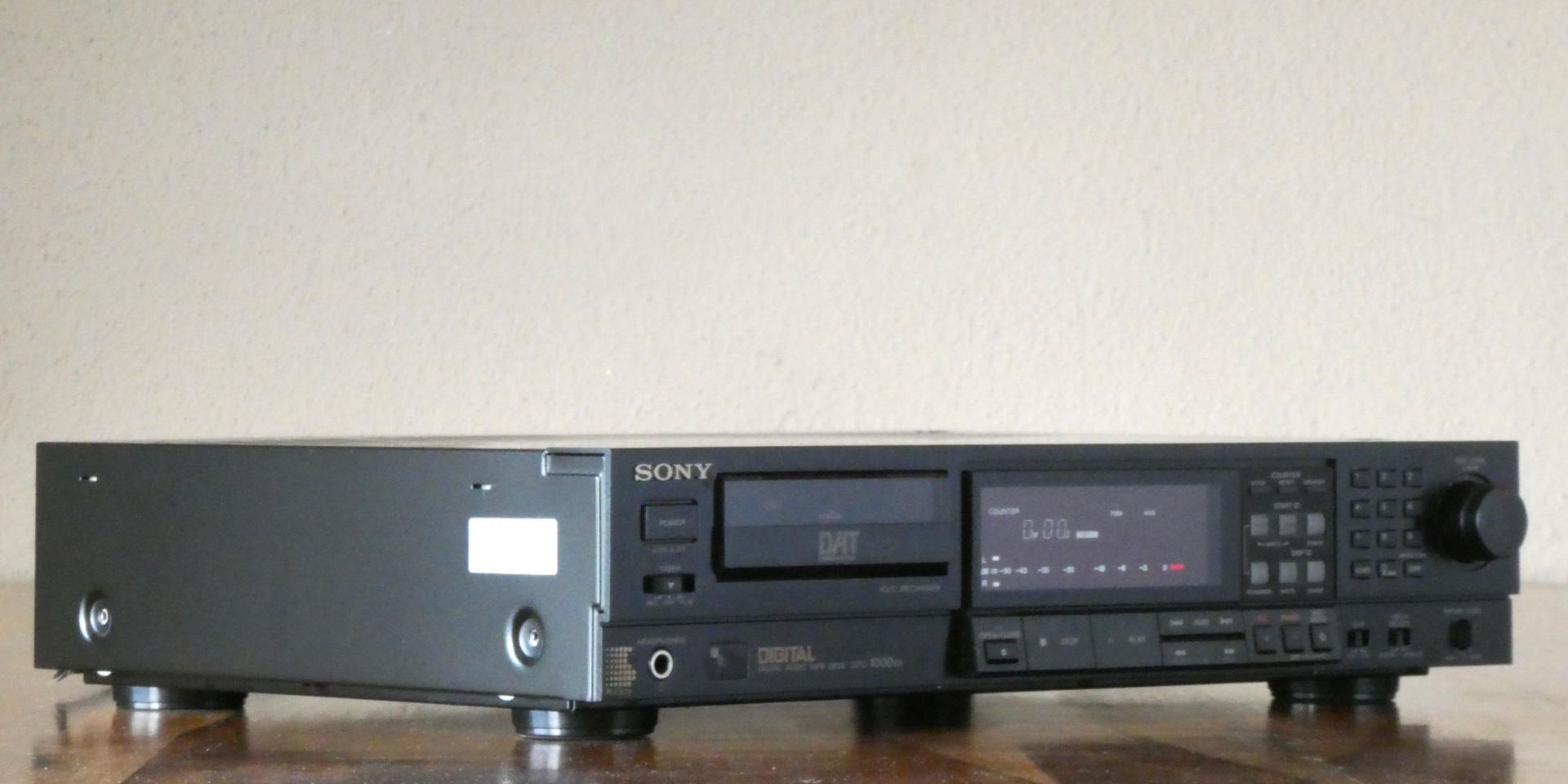 SONY DTC-1000es Front links ohne Seitenteile (c) hifi-vintage-shop.com